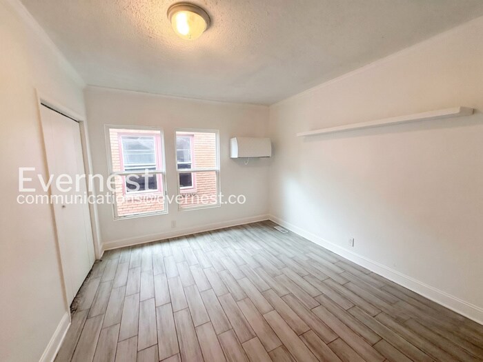 Building Photo - 1402 Avenue E