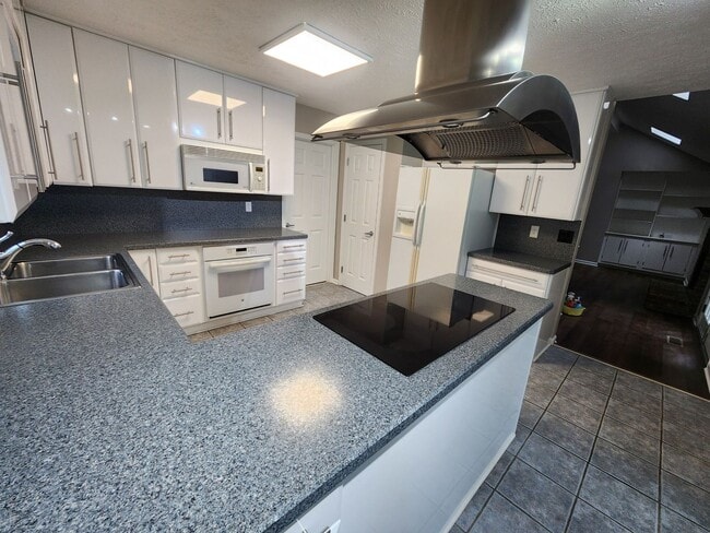 Building Photo - Renovated 3 bedroom 2 full bath home with attached garage and unfinished basement in J-town!