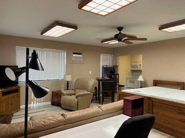 desk w/lamp - 630 NW 7th Ave