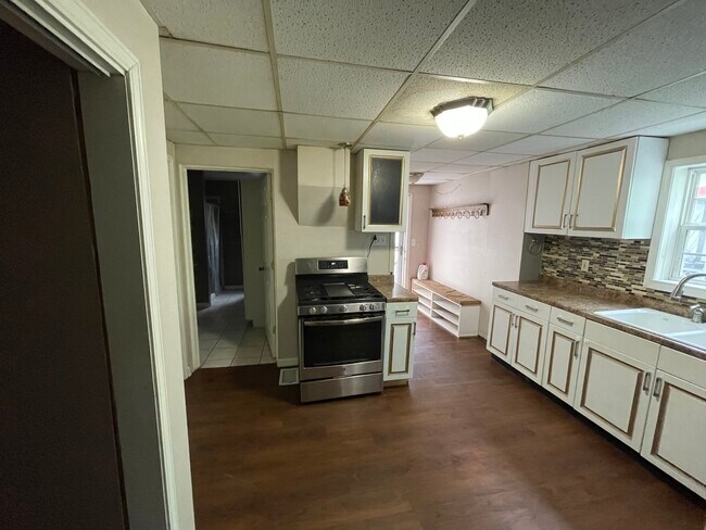 Building Photo - 130 N 7th St