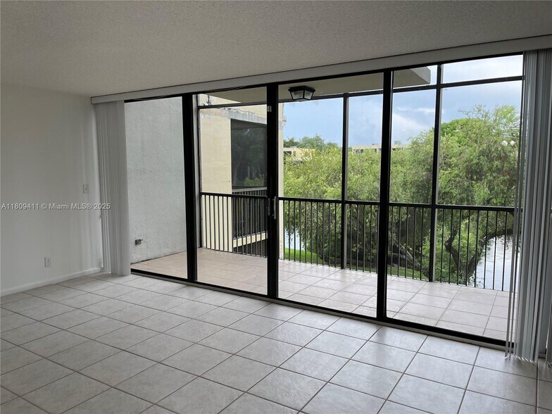 Building Photo - 2961 SW 87th Ave