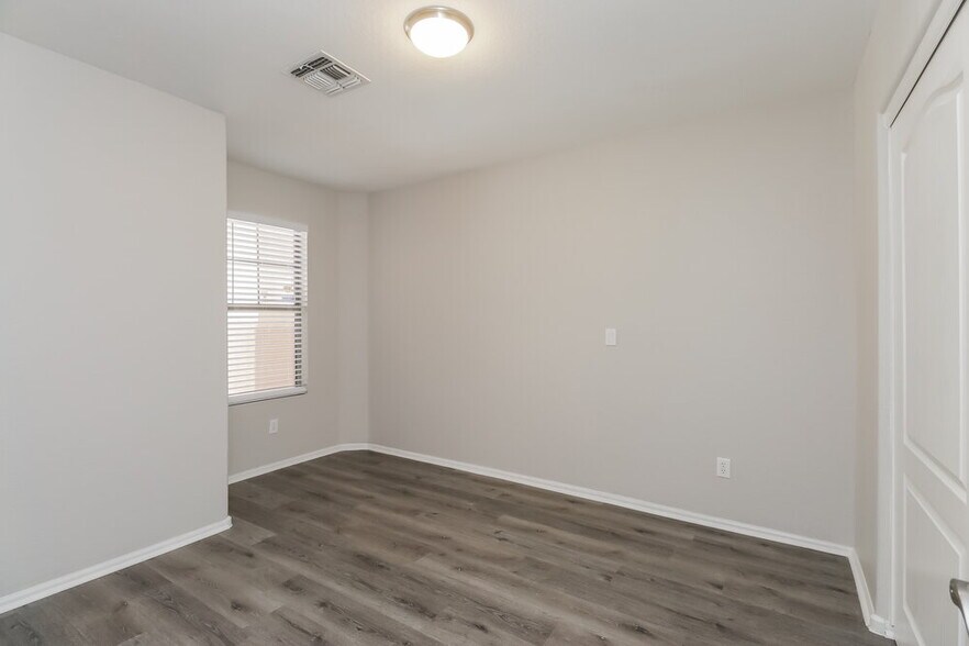 Building Photo - 1427 E Vernoa St