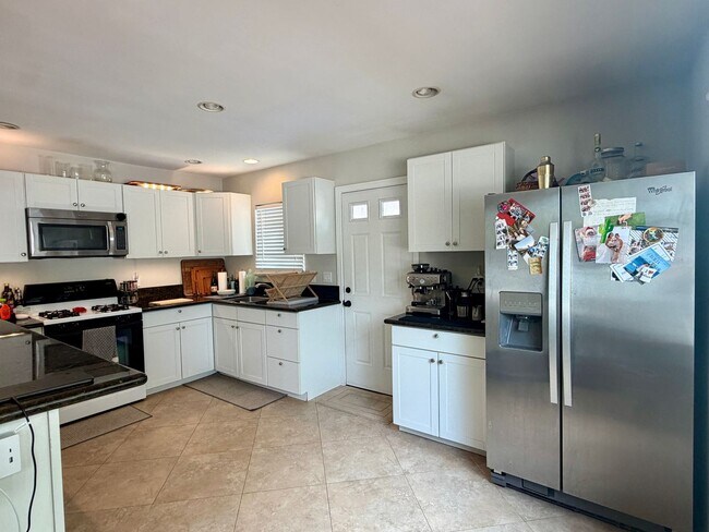 Building Photo - Classic Carlsbad Beach Bungalow