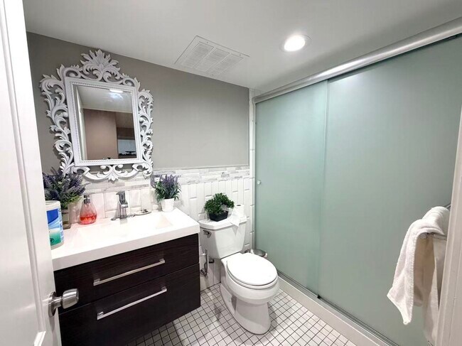 Building Photo - 5351 W Foster Ave