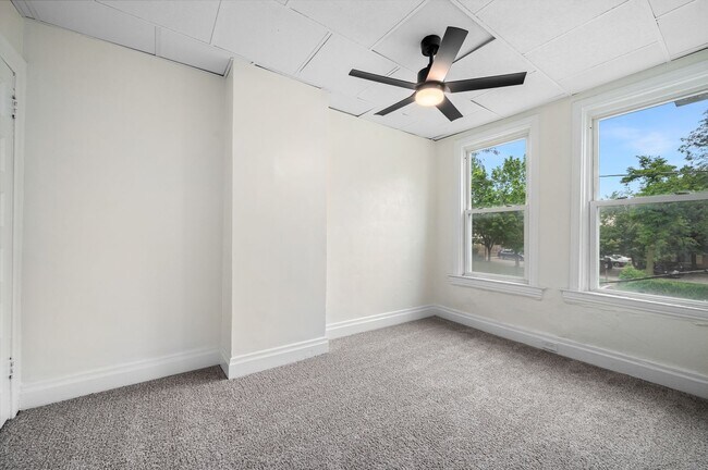 Building Photo - 3 bed 1 bath - newly updated, central air, laundry.