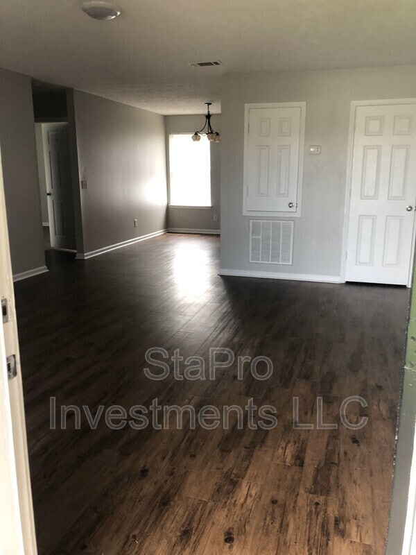 Building Photo - 114 Village St