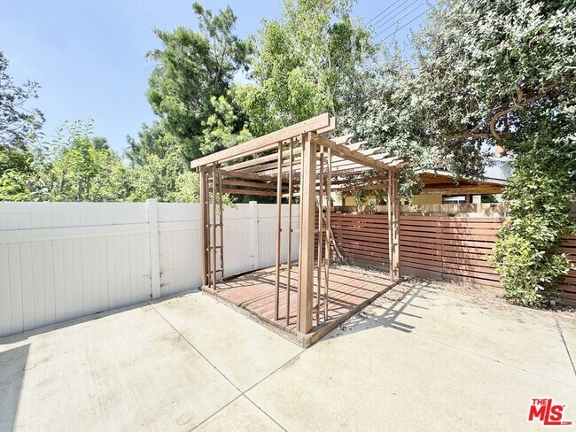 Building Photo - 5937 Ranchito Ave