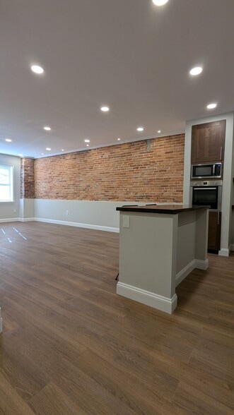 Building Photo - 628 Portland St