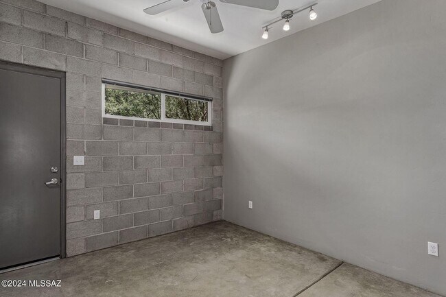 Building Photo - 3429 E Presidio Rd