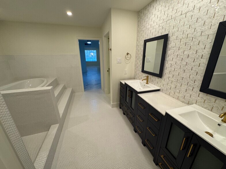 Building Photo - 13 Royale Cir