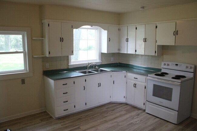 Building Photo - Remodeled House East of Manhattan