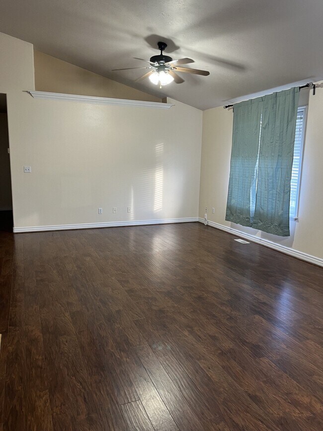 Building Photo - 1517 Falcon Ln