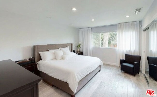 Building Photo - 10331 La Grange Ave