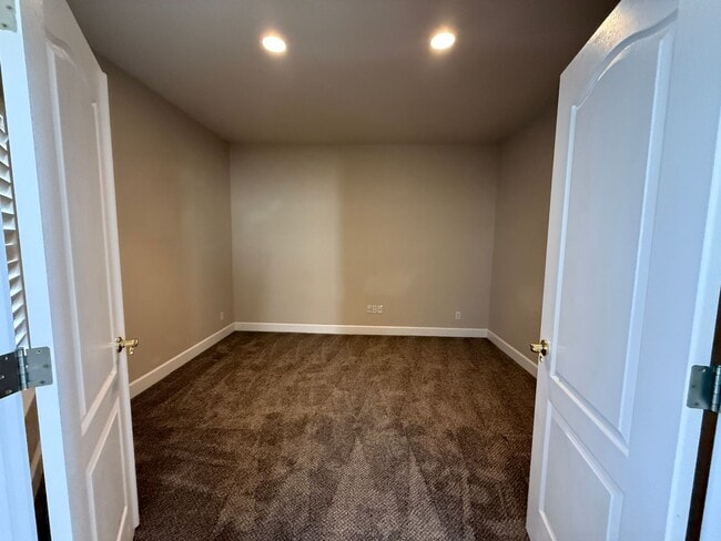 Building Photo - Beautiful 3 bed, 3 full bath two story home including a 3 car garage with 2800 sq ft of living space