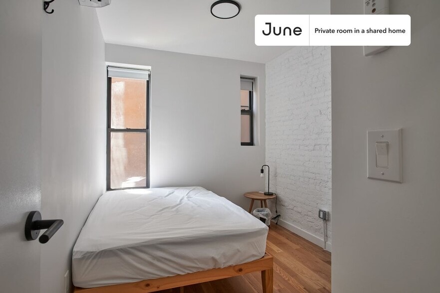 Building Photo - Charming Private ROOM in Bed-Stuy
