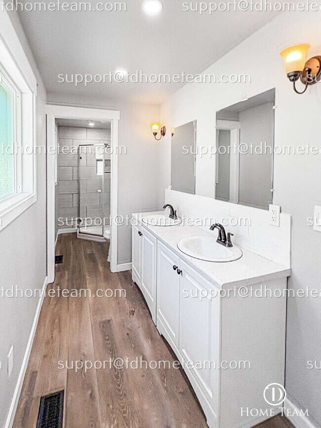 Building Photo - "Charming 4-Bedroom Home with Scenic Views & Finished Basement in Renton!"