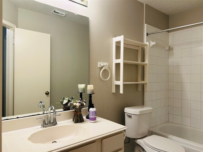 Building Photo - 1404 Helmsley Dr