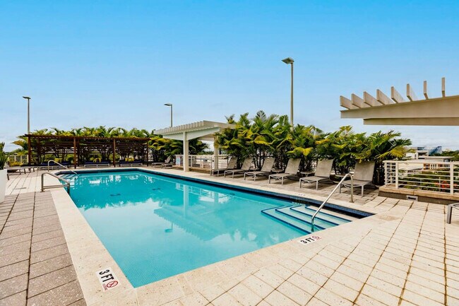 Building Photo - 3256 NE 1st Ave