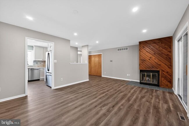 Building Photo - 21 Foxtail Ct