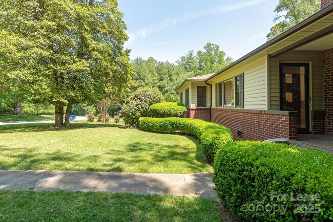 Building Photo - 10 S Oak Forest Dr