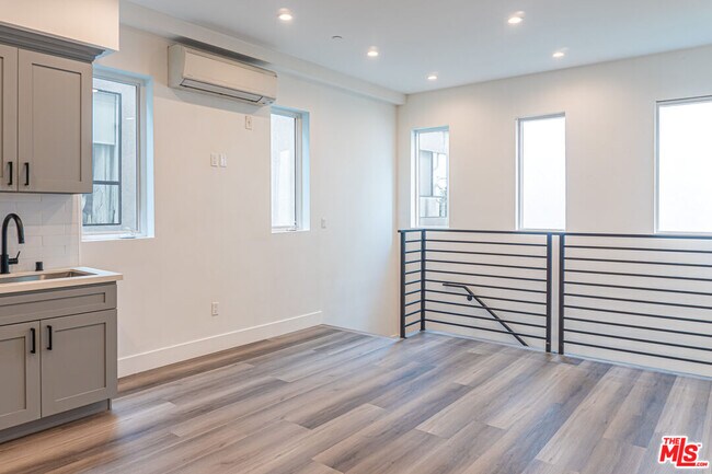 Building Photo - 525 Normandie Ave