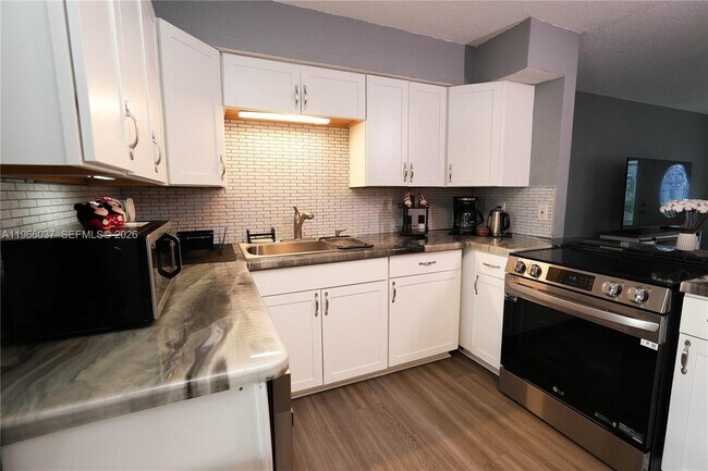 Building Photo - 742 Granada St