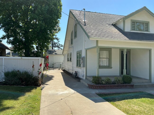 Building Photo - Beautiful 4 Bedroom 2 Bath Home in Old Tow...