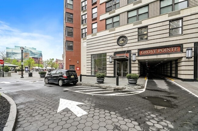 Building Photo - 102 Christopher Columbus Dr