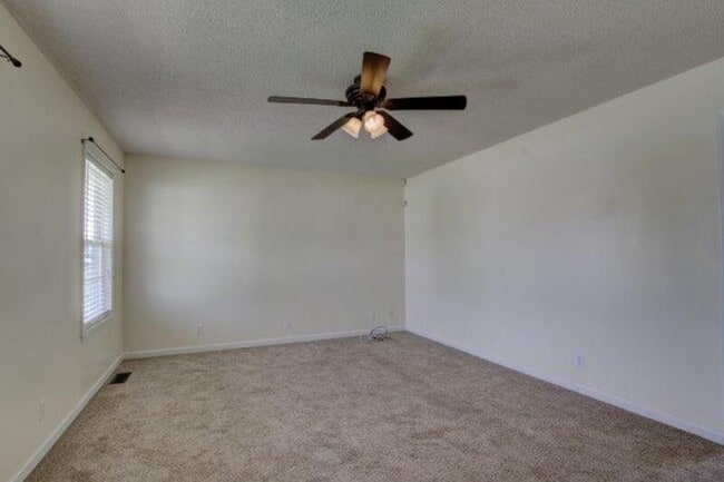 Building Photo - 207 Ruf Dr