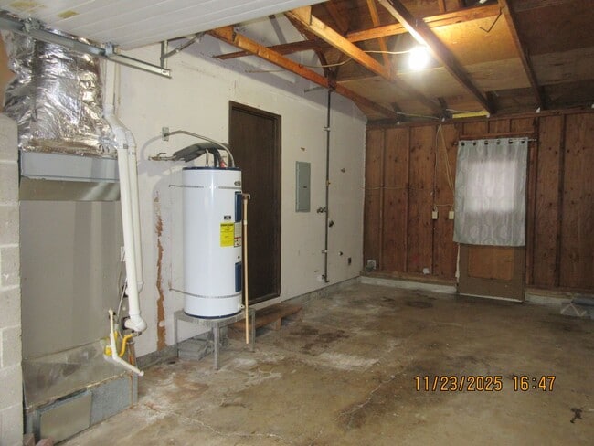 Building Photo - Updated and refurbished