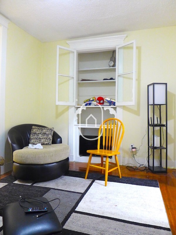 Building Photo - 378 Riverway