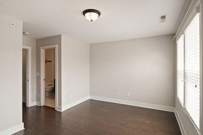 Building Photo - Spacious 3 Bed / 3.5 Bath Townhome Near Raleigh Iron Works & 440!
