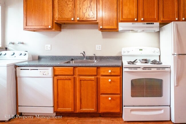 Building Photo - 2396 S Linden Ct