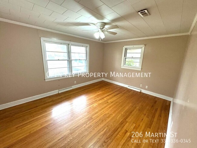 Building Photo - 206 Martin St