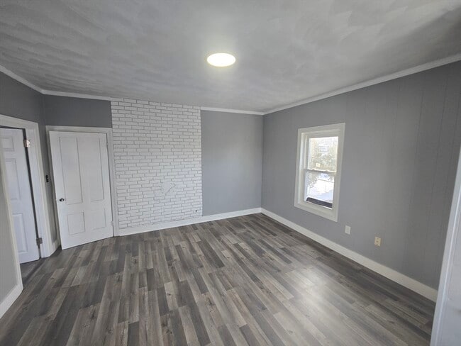 Building Photo - 351 Tecumseh St