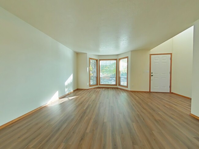 Building Photo - 3 Bedroom Home ~ North Corvallis ~ Small P...