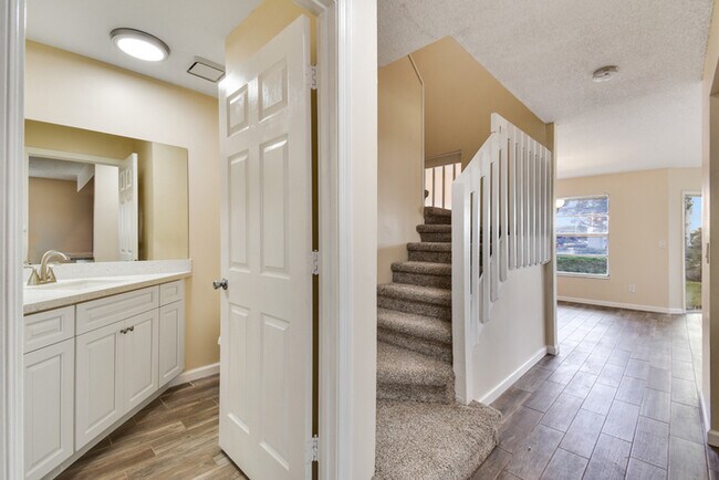 Building Photo - BEAUTIFUL THREE BEDROOM TOWNHOME WITH GARAGE(AVAILABE NOVEMBER)