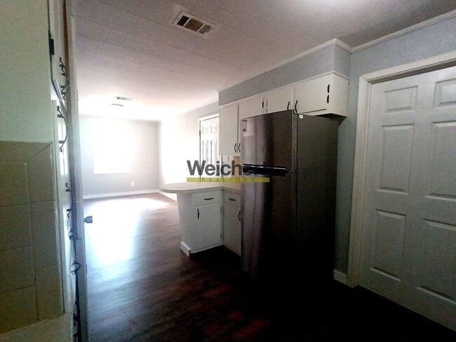 Building Photo - Remodeled 3bed/1bath with fenced backyard