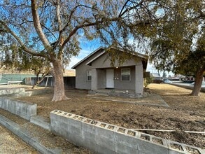 Building Photo - Charming 3 Bed/2 Bath in SW Bakersfield w/...