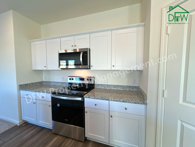 Building Photo - Spacious 5-Bedroom Home with Modern Upgrad...