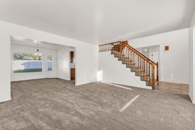 Building Photo - 5BR Sandy Home w/ NEW Flooring, Huge Basement & Large Backyard