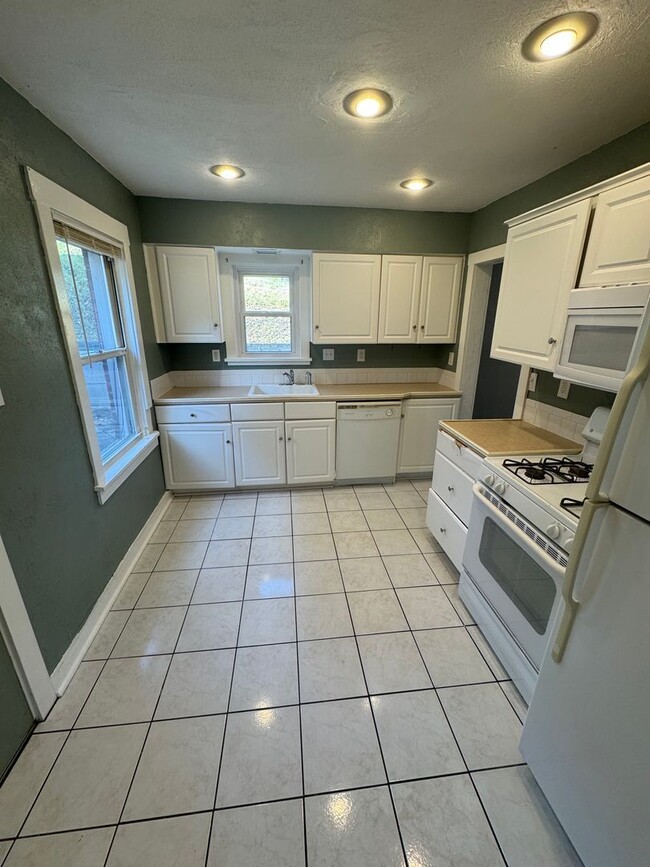 Building Photo - 249 Elwyn Ave