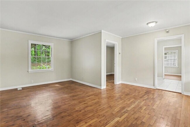 Building Photo - 3743 Poplar Dr