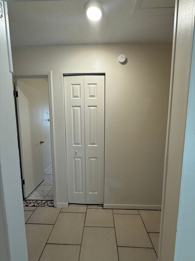 Building Photo - 810 N Hudson St