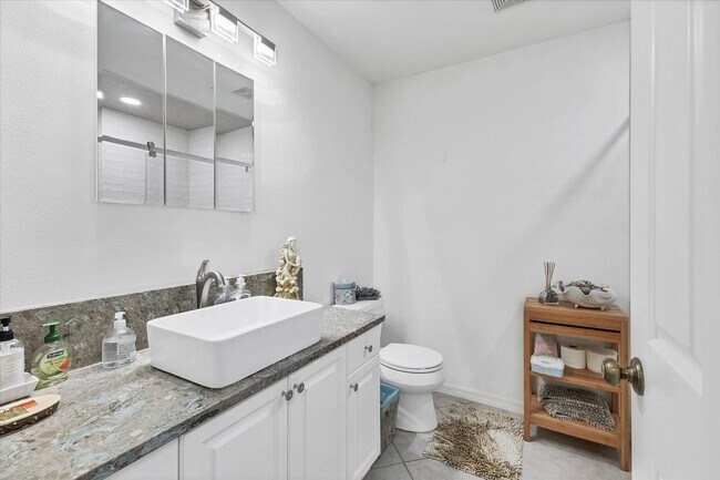 Building Photo - 109 Southampton Pl N