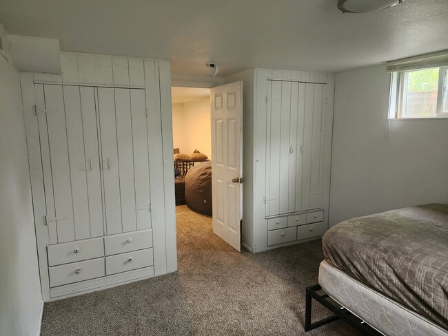 Building Photo - Charming basement apartment