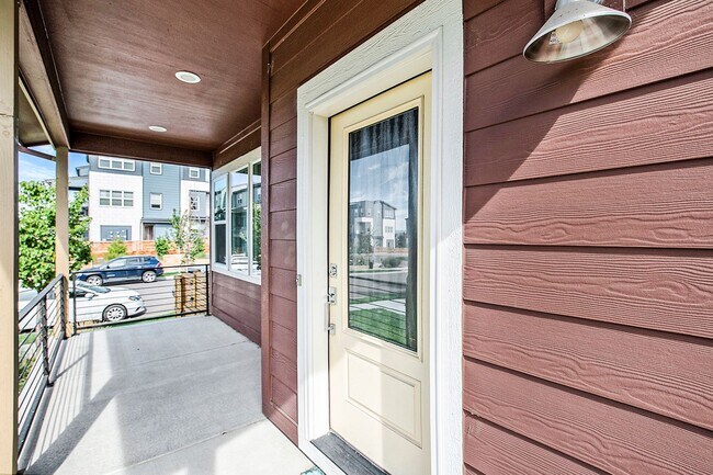 Building Photo - Gorgeous 4 Bed, 3.5 Bath Home in North West Denver