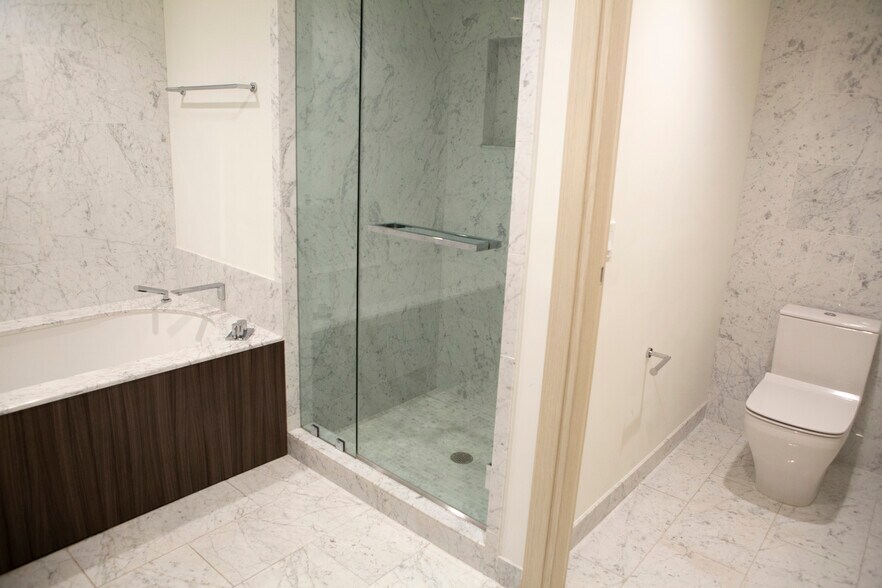 Building Photo - 1000 Brickell Plz