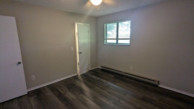 Building Photo - 801 Kerns Dr NE