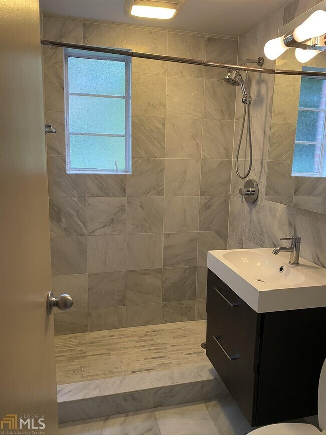 Building Photo - 1395 Normandy Dr NE